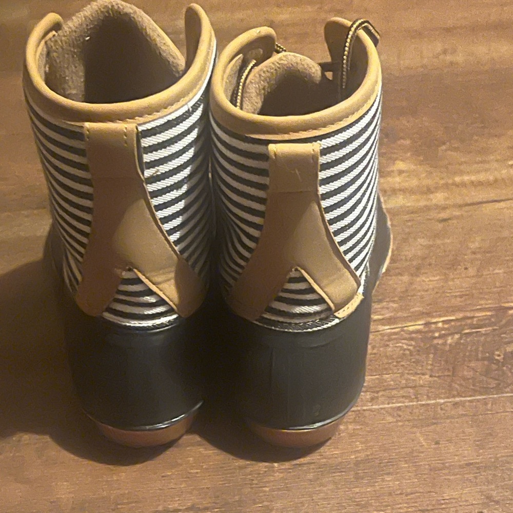 Womens Striped Black and Tan Boots